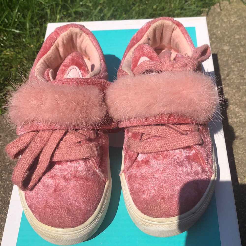 Hoo toddler girl size 11 bunny ear fur sneaker pink crushed velvet